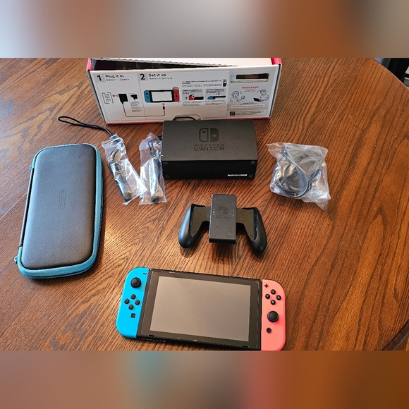 Nintendo switch console - Picture 3 of 3